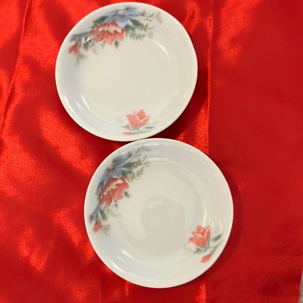 Vintage berry or sauce dish made in China se of 2